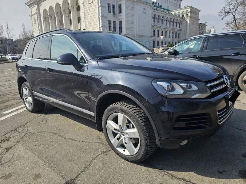 Продам volkswagen tuareg nf. 2011год в отличном техническом и внешнем состоянии. богатая комплектация:: электро привод сидений старт стоп авто холд webasto салон кожа алькантара, 4х зонный климат контроль. пневмаподвеска- обслуженна. адаптивный свет. подогрев лобового стекла подогрев руля подогрев всех сидений. диски r19 тех осмотр пройден. шикарный обслуженный автомобиль. г. донецк. +79493233376 +79493767460 цена 1950000₽ торг при осмотре авто - фотография - 1