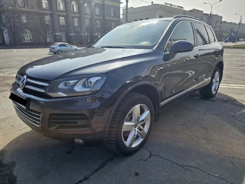 Продам volkswagen tuareg nf. 2011год в отличном техническом и внешнем состоянии. богатая комплектация:: электро привод сидений старт стоп авто холд webasto салон кожа алькантара, 4х зонный климат контроль. пневмаподвеска- обслуженна. адаптивный свет. подогрев лобового стекла подогрев руля подогрев всех сидений. диски r19 тех осмотр пройден. шикарный обслуженный автомобиль. г. донецк. +79493233376 +79493767460 цена 1950000₽ торг при осмотре авто - фотография - 2