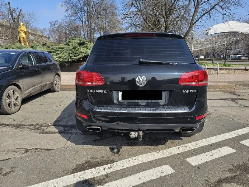 Продам volkswagen tuareg nf. 2011год в отличном техническом и внешнем состоянии. богатая комплектация:: электро привод сидений старт стоп авто холд webasto салон кожа алькантара, 4х зонный климат контроль. пневмаподвеска- обслуженна. адаптивный свет. подогрев лобового стекла подогрев руля подогрев всех сидений. диски r19 тех осмотр пройден. шикарный обслуженный автомобиль. г. донецк. +79493233376 +79493767460 цена 1950000₽ торг при осмотре авто - фотография - 4