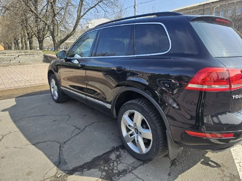 Продам volkswagen tuareg nf. 2011год в отличном техническом и внешнем состоянии. богатая комплектация:: электро привод сидений старт стоп авто холд webasto салон кожа алькантара, 4х зонный климат контроль. пневмаподвеска- обслуженна. адаптивный свет. подогрев лобового стекла подогрев руля подогрев всех сидений. диски r19 тех осмотр пройден. шикарный обслуженный автомобиль. г. донецк. +79493233376 +79493767460 цена 1950000₽ торг при осмотре авто - фотография - 6