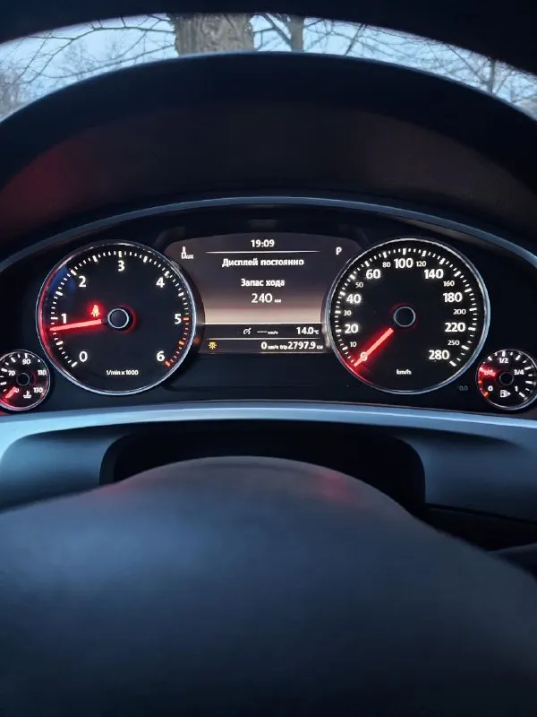 Продам volkswagen tuareg nf. 2011год в отличном техническом и внешнем состоянии. богатая комплектация:: электро привод сидений старт стоп авто холд webasto салон кожа алькантара, 4х зонный климат контроль. пневмаподвеска- обслуженна. адаптивный свет. подогрев лобового стекла подогрев руля подогрев всех сидений. диски r19 тех осмотр пройден. шикарный обслуженный автомобиль. г. донецк. +79493233376 +79493767460 цена 1950000₽ торг при осмотре авто - фотография - 7