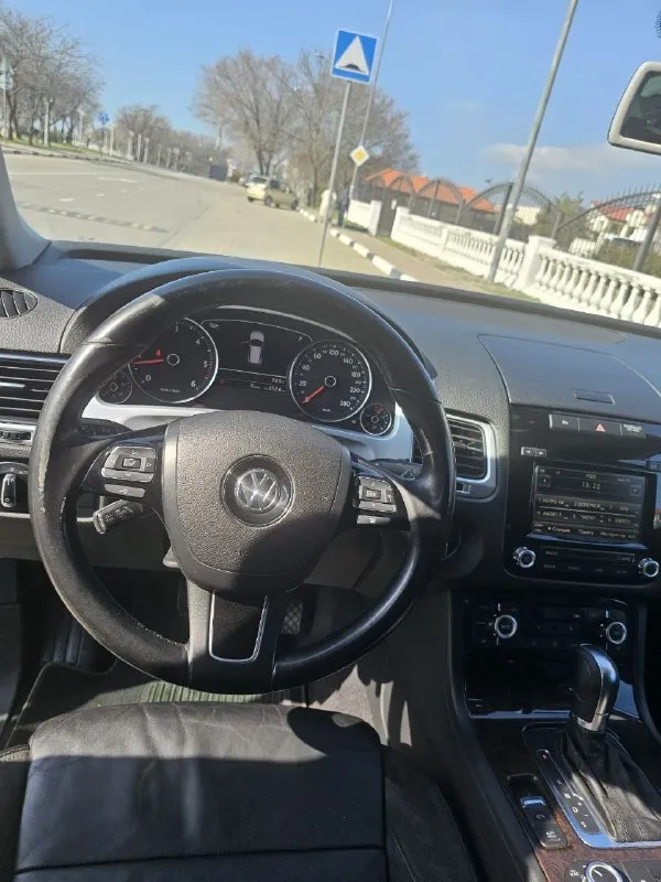 Продам volkswagen tuareg nf. 2011год в отличном техническом и внешнем состоянии. богатая комплектация:: электро привод сидений старт стоп авто холд webasto салон кожа алькантара, 4х зонный климат контроль. пневмаподвеска- обслуженна. адаптивный свет. подогрев лобового стекла подогрев руля подогрев всех сидений. диски r19 тех осмотр пройден. шикарный обслуженный автомобиль. г. донецк. +79493233376 +79493767460 цена 1950000₽ торг при осмотре авто - фотография - 8