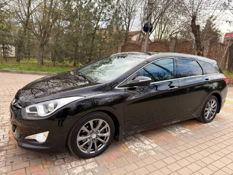 Продам hyundai i40 2015 год 2.0 бензин коробка передач автомат пробег 177.000тыс км родной машина в отличном состоянии вложений не требует от слова совсем мотор обслужен есть чеки и фото работ. работает идеально!! коробка идеально переключает без пинков и рывков. сделана полная шумо виброизоляция (потолка пола дверей багажник) установлен дорогой качественный андройд планшет с интернетом. стоит новая только поставил летняя резина и новые диски поставили месяц назад. вообщем машина просто огонь те кто хочет реально достойный автомобиль в который не нужно влаживать не ребля то это ваш вариант. два комплекта ключей, два комплекта ковриков, сервисные книги чеки по обслуживанию. находится город донецк 1.250.000₽ +79495925202 если не дозвонились пишите в телеграмм. - фотография - 1