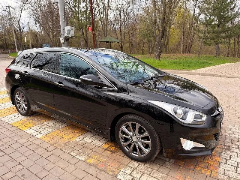 Продам hyundai i40 2015 год 2.0 бензин коробка передач автомат пробег 177.000тыс км родной машина в отличном состоянии вложений не требует от слова совсем мотор обслужен есть чеки и фото работ. работает идеально!! коробка идеально переключает без пинков и рывков. сделана полная шумо виброизоляция (потолка пола дверей багажник) установлен дорогой качественный андройд планшет с интернетом. стоит новая только поставил летняя резина и новые диски поставили месяц назад. вообщем машина просто огонь те кто хочет реально достойный автомобиль в который не нужно влаживать не ребля то это ваш вариант. два комплекта ключей, два комплекта ковриков, сервисные книги чеки по обслуживанию. находится город донецк 1.250.000₽ +79495925202 если не дозвонились пишите в телеграмм. - фотография - 2