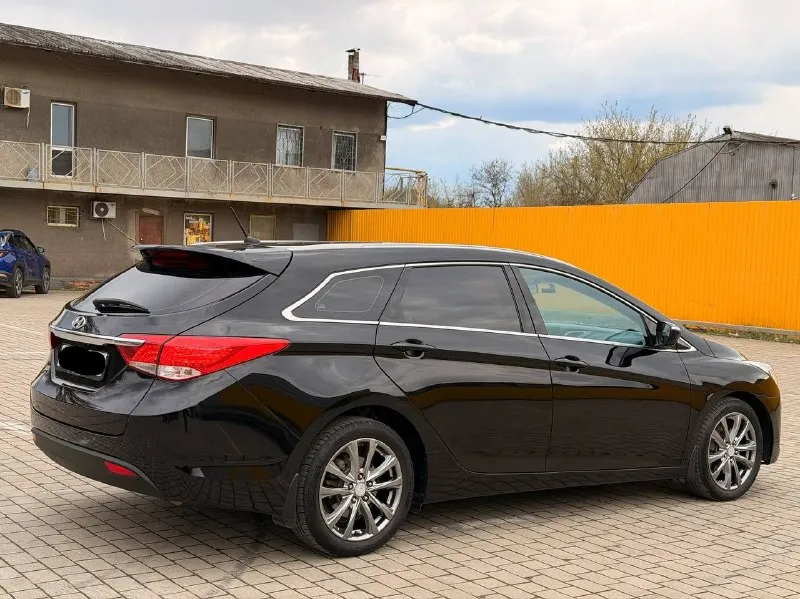 Продам hyundai i40 2015 год 2.0 бензин коробка передач автомат пробег 177.000тыс км родной машина в отличном состоянии вложений не требует от слова совсем мотор обслужен есть чеки и фото работ. работает идеально!! коробка идеально переключает без пинков и рывков. сделана полная шумо виброизоляция (потолка пола дверей багажник) установлен дорогой качественный андройд планшет с интернетом. стоит новая только поставил летняя резина и новые диски поставили месяц назад. вообщем машина просто огонь те кто хочет реально достойный автомобиль в который не нужно влаживать не ребля то это ваш вариант. два комплекта ключей, два комплекта ковриков, сервисные книги чеки по обслуживанию. находится город донецк 1.250.000₽ +79495925202 если не дозвонились пишите в телеграмм. - фотография - 3