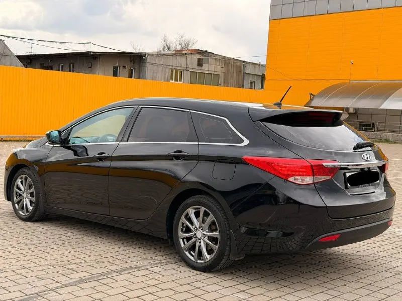 Продам hyundai i40 2015 год 2.0 бензин коробка передач автомат пробег 177.000тыс км родной машина в отличном состоянии вложений не требует от слова совсем мотор обслужен есть чеки и фото работ. работает идеально!! коробка идеально переключает без пинков и рывков. сделана полная шумо виброизоляция (потолка пола дверей багажник) установлен дорогой качественный андройд планшет с интернетом. стоит новая только поставил летняя резина и новые диски поставили месяц назад. вообщем машина просто огонь те кто хочет реально достойный автомобиль в который не нужно влаживать не ребля то это ваш вариант. два комплекта ключей, два комплекта ковриков, сервисные книги чеки по обслуживанию. находится город донецк 1.250.000₽ +79495925202 если не дозвонились пишите в телеграмм. - фотография - 4