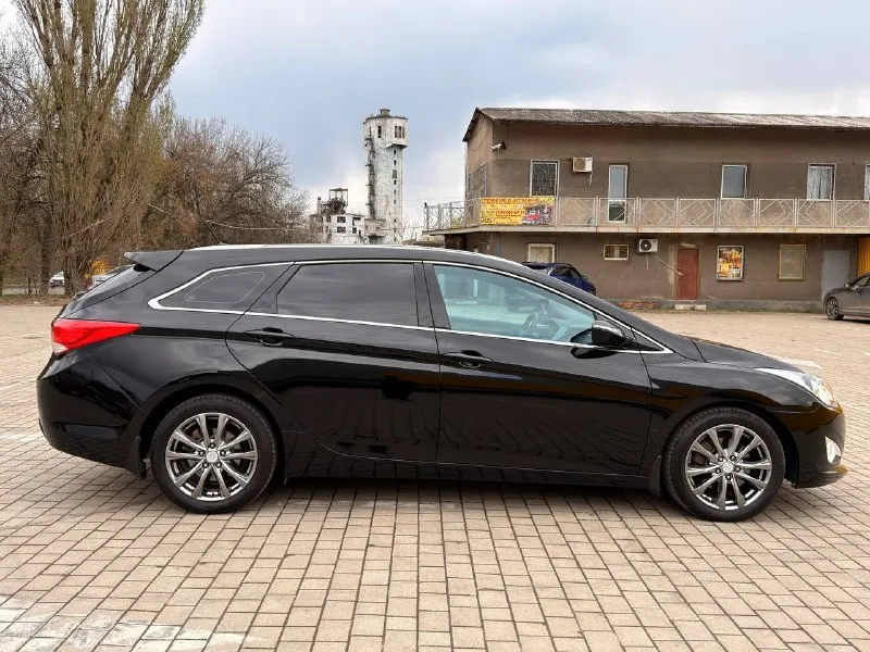 Продам hyundai i40 2015 год 2.0 бензин коробка передач автомат пробег 177.000тыс км родной машина в отличном состоянии вложений не требует от слова совсем мотор обслужен есть чеки и фото работ. работает идеально!! коробка идеально переключает без пинков и рывков. сделана полная шумо виброизоляция (потолка пола дверей багажник) установлен дорогой качественный андройд планшет с интернетом. стоит новая только поставил летняя резина и новые диски поставили месяц назад. вообщем машина просто огонь те кто хочет реально достойный автомобиль в который не нужно влаживать не ребля то это ваш вариант. два комплекта ключей, два комплекта ковриков, сервисные книги чеки по обслуживанию. находится город донецк 1.250.000₽ +79495925202 если не дозвонились пишите в телеграмм. - фотография - 6