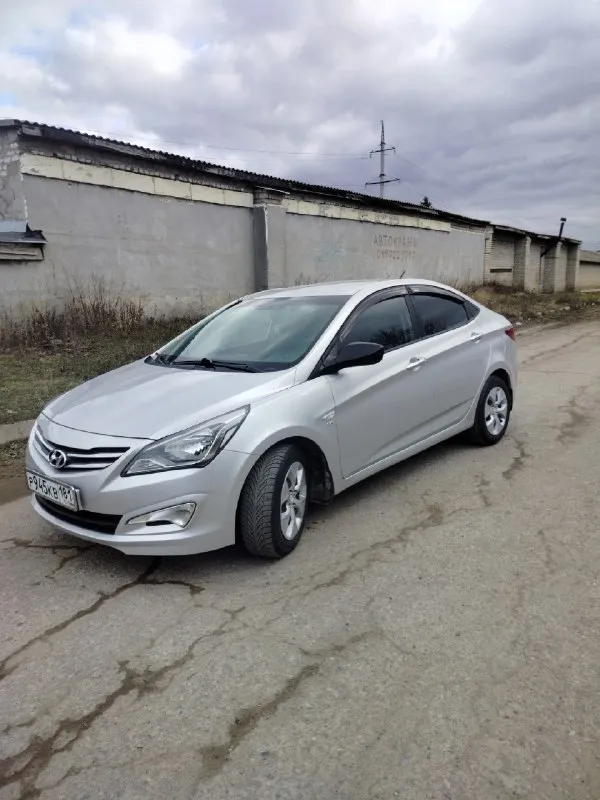 Собственник. продажа в связи с обстоятельствами! hyundai solaris, 1-е поколение (рест. ) мотор 1,6/123 л. с., кпп механика 6-ст. декабрь 2014 г. в. родной пробег 178 100 км. я третий хозяин. машина в отличном состоянии, без дтп и расчётов, вся в родной краске, включая бампера. дно, двери, пороги, стаканы, герметик, швы, всё в отличном, заводском состоянии, ничего не крутилось и не снималось. хозяйская, обслуженная машина, работает абсолютно всё. 2 комплекта резины на дисках, 2 заводских ключа, сервисная книжка. то пройден, документы кристально чистые, полное переоформление в мрэо. луганск. цена 935 тыс. реальному покупателю обоснованный торг возле машины. вопросы по +7959 205-71-88 📞 звоните: +7(959)2057188 - фотография - 1