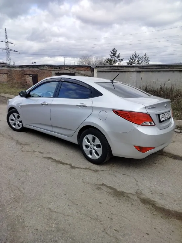Собственник. продажа в связи с обстоятельствами! hyundai solaris, 1-е поколение (рест. ) мотор 1,6/123 л. с., кпп механика 6-ст. декабрь 2014 г. в. родной пробег 178 100 км. я третий хозяин. машина в отличном состоянии, без дтп и расчётов, вся в родной краске, включая бампера. дно, двери, пороги, стаканы, герметик, швы, всё в отличном, заводском состоянии, ничего не крутилось и не снималось. хозяйская, обслуженная машина, работает абсолютно всё. 2 комплекта резины на дисках, 2 заводских ключа, сервисная книжка. то пройден, документы кристально чистые, полное переоформление в мрэо. луганск. цена 935 тыс. реальному покупателю обоснованный торг возле машины. вопросы по +7959 205-71-88 📞 звоните: +7(959)2057188 - фотография - 2