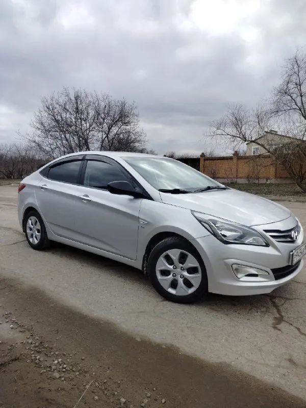 Собственник. продажа в связи с обстоятельствами! hyundai solaris, 1-е поколение (рест. ) мотор 1,6/123 л. с., кпп механика 6-ст. декабрь 2014 г. в. родной пробег 178 100 км. я третий хозяин. машина в отличном состоянии, без дтп и расчётов, вся в родной краске, включая бампера. дно, двери, пороги, стаканы, герметик, швы, всё в отличном, заводском состоянии, ничего не крутилось и не снималось. хозяйская, обслуженная машина, работает абсолютно всё. 2 комплекта резины на дисках, 2 заводских ключа, сервисная книжка. то пройден, документы кристально чистые, полное переоформление в мрэо. луганск. цена 935 тыс. реальному покупателю обоснованный торг возле машины. вопросы по +7959 205-71-88 📞 звоните: +7(959)2057188 - фотография - 3