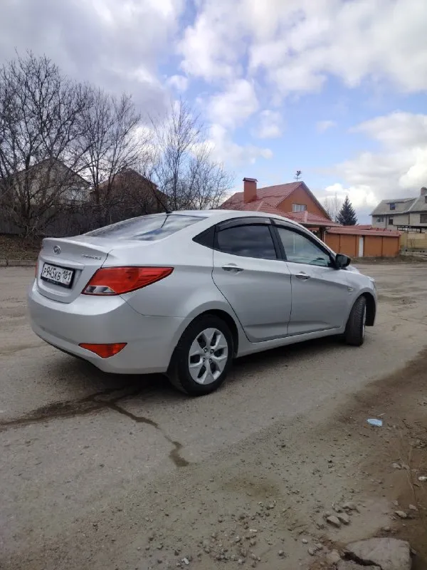 Собственник. продажа в связи с обстоятельствами! hyundai solaris, 1-е поколение (рест. ) мотор 1,6/123 л. с., кпп механика 6-ст. декабрь 2014 г. в. родной пробег 178 100 км. я третий хозяин. машина в отличном состоянии, без дтп и расчётов, вся в родной краске, включая бампера. дно, двери, пороги, стаканы, герметик, швы, всё в отличном, заводском состоянии, ничего не крутилось и не снималось. хозяйская, обслуженная машина, работает абсолютно всё. 2 комплекта резины на дисках, 2 заводских ключа, сервисная книжка. то пройден, документы кристально чистые, полное переоформление в мрэо. луганск. цена 935 тыс. реальному покупателю обоснованный торг возле машины. вопросы по +7959 205-71-88 📞 звоните: +7(959)2057188 - фотография - 4