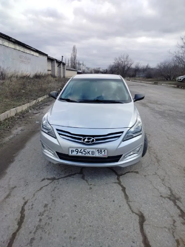 Собственник. продажа в связи с обстоятельствами! hyundai solaris, 1-е поколение (рест. ) мотор 1,6/123 л. с., кпп механика 6-ст. декабрь 2014 г. в. родной пробег 178 100 км. я третий хозяин. машина в отличном состоянии, без дтп и расчётов, вся в родной краске, включая бампера. дно, двери, пороги, стаканы, герметик, швы, всё в отличном, заводском состоянии, ничего не крутилось и не снималось. хозяйская, обслуженная машина, работает абсолютно всё. 2 комплекта резины на дисках, 2 заводских ключа, сервисная книжка. то пройден, документы кристально чистые, полное переоформление в мрэо. луганск. цена 935 тыс. реальному покупателю обоснованный торг возле машины. вопросы по +7959 205-71-88 📞 звоните: +7(959)2057188 - фотография - 5