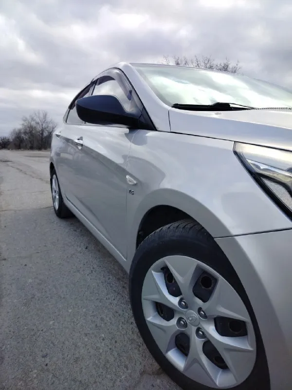 Собственник. продажа в связи с обстоятельствами! hyundai solaris, 1-е поколение (рест. ) мотор 1,6/123 л. с., кпп механика 6-ст. декабрь 2014 г. в. родной пробег 178 100 км. я третий хозяин. машина в отличном состоянии, без дтп и расчётов, вся в родной краске, включая бампера. дно, двери, пороги, стаканы, герметик, швы, всё в отличном, заводском состоянии, ничего не крутилось и не снималось. хозяйская, обслуженная машина, работает абсолютно всё. 2 комплекта резины на дисках, 2 заводских ключа, сервисная книжка. то пройден, документы кристально чистые, полное переоформление в мрэо. луганск. цена 935 тыс. реальному покупателю обоснованный торг возле машины. вопросы по +7959 205-71-88 📞 звоните: +7(959)2057188 - фотография - 7