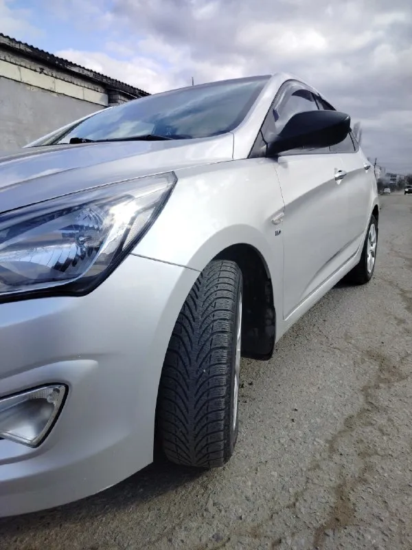 Собственник. продажа в связи с обстоятельствами! hyundai solaris, 1-е поколение (рест. ) мотор 1,6/123 л. с., кпп механика 6-ст. декабрь 2014 г. в. родной пробег 178 100 км. я третий хозяин. машина в отличном состоянии, без дтп и расчётов, вся в родной краске, включая бампера. дно, двери, пороги, стаканы, герметик, швы, всё в отличном, заводском состоянии, ничего не крутилось и не снималось. хозяйская, обслуженная машина, работает абсолютно всё. 2 комплекта резины на дисках, 2 заводских ключа, сервисная книжка. то пройден, документы кристально чистые, полное переоформление в мрэо. луганск. цена 935 тыс. реальному покупателю обоснованный торг возле машины. вопросы по +7959 205-71-88 📞 звоните: +7(959)2057188 - фотография - 8