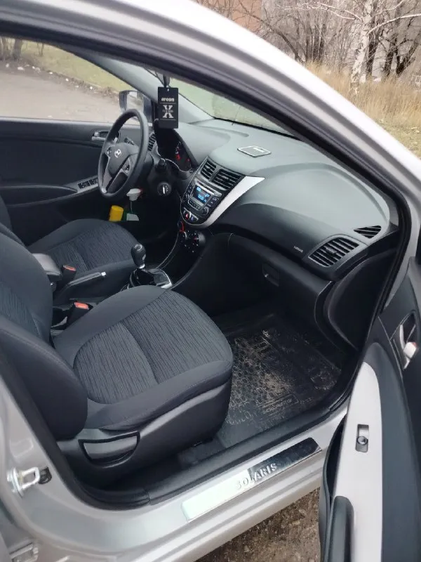 Собственник. продажа в связи с обстоятельствами! hyundai solaris, 1-е поколение (рест. ) мотор 1,6/123 л. с., кпп механика 6-ст. декабрь 2014 г. в. родной пробег 178 100 км. я третий хозяин. машина в отличном состоянии, без дтп и расчётов, вся в родной краске, включая бампера. дно, двери, пороги, стаканы, герметик, швы, всё в отличном, заводском состоянии, ничего не крутилось и не снималось. хозяйская, обслуженная машина, работает абсолютно всё. 2 комплекта резины на дисках, 2 заводских ключа, сервисная книжка. то пройден, документы кристально чистые, полное переоформление в мрэо. луганск. цена 935 тыс. реальному покупателю обоснованный торг возле машины. вопросы по +7959 205-71-88 📞 звоните: +7(959)2057188 - фотография - 9