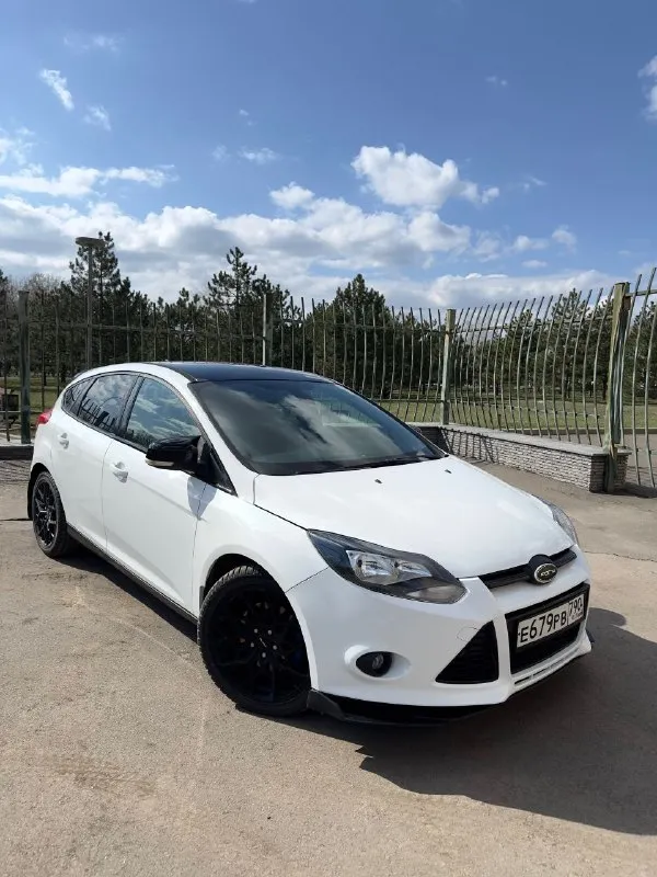 Продаю ford focus 2014-го года. пробег - 131 000! один владелец! автомат мотор 2,0 литра. из функций: 1. все обогревы - (обогрев лобового, заднего стекла, обогрев форсунок и зеркал, обогревы 1 ряда сидений); 2. безопасность - пандора (зажигание и запуск с приложения) метка гланас, контроль и учет машины в приложении; 3. мультимедиа - карплей, блютуз, андройд авто; 4. салон - климат контроль многозонный, мультуруль, улучшенная музыка; цена: 1.000.000 рублей. + торг связь по телефону +79860082525 (мтс), tg @valekpetrevich г. донецк - фотография - 1
