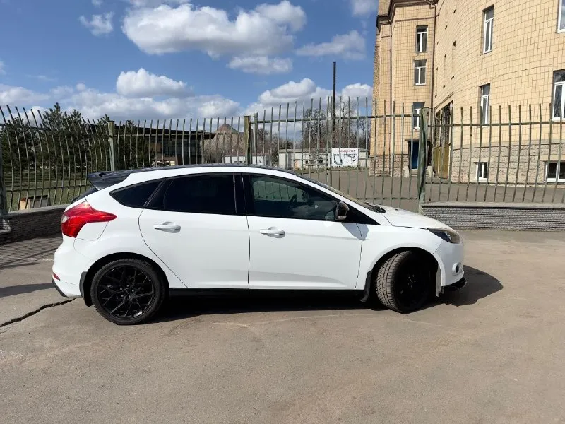 Продаю ford focus 2014-го года. пробег - 131 000! один владелец! автомат мотор 2,0 литра. из функций: 1. все обогревы - (обогрев лобового, заднего стекла, обогрев форсунок и зеркал, обогревы 1 ряда сидений); 2. безопасность - пандора (зажигание и запуск с приложения) метка гланас, контроль и учет машины в приложении; 3. мультимедиа - карплей, блютуз, андройд авто; 4. салон - климат контроль многозонный, мультуруль, улучшенная музыка; цена: 1.000.000 рублей. + торг связь по телефону +79860082525 (мтс), tg @valekpetrevich г. донецк - фотография - 2