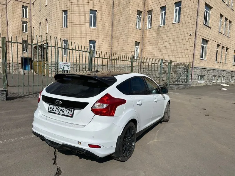 Продаю ford focus 2014-го года. пробег - 131 000! один владелец! автомат мотор 2,0 литра. из функций: 1. все обогревы - (обогрев лобового, заднего стекла, обогрев форсунок и зеркал, обогревы 1 ряда сидений); 2. безопасность - пандора (зажигание и запуск с приложения) метка гланас, контроль и учет машины в приложении; 3. мультимедиа - карплей, блютуз, андройд авто; 4. салон - климат контроль многозонный, мультуруль, улучшенная музыка; цена: 1.000.000 рублей. + торг связь по телефону +79860082525 (мтс), tg @valekpetrevich г. донецк - фотография - 3