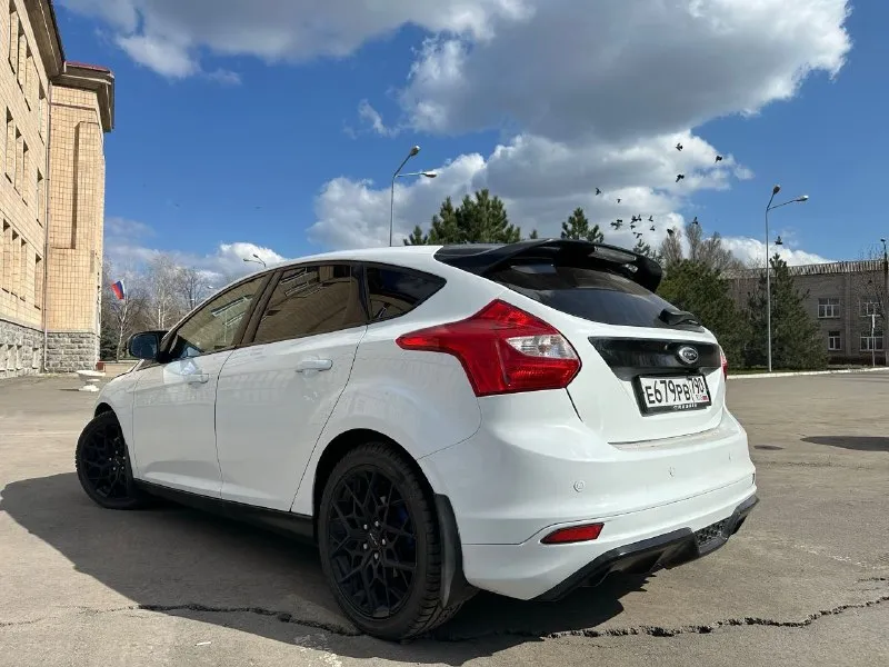 Продаю ford focus 2014-го года. пробег - 131 000! один владелец! автомат мотор 2,0 литра. из функций: 1. все обогревы - (обогрев лобового, заднего стекла, обогрев форсунок и зеркал, обогревы 1 ряда сидений); 2. безопасность - пандора (зажигание и запуск с приложения) метка гланас, контроль и учет машины в приложении; 3. мультимедиа - карплей, блютуз, андройд авто; 4. салон - климат контроль многозонный, мультуруль, улучшенная музыка; цена: 1.000.000 рублей. + торг связь по телефону +79860082525 (мтс), tg @valekpetrevich г. донецк - фотография - 4
