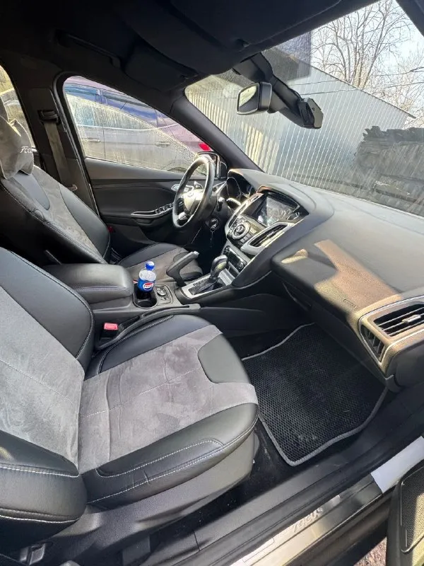 Продаю ford focus 2014-го года. пробег - 131 000! один владелец! автомат мотор 2,0 литра. из функций: 1. все обогревы - (обогрев лобового, заднего стекла, обогрев форсунок и зеркал, обогревы 1 ряда сидений); 2. безопасность - пандора (зажигание и запуск с приложения) метка гланас, контроль и учет машины в приложении; 3. мультимедиа - карплей, блютуз, андройд авто; 4. салон - климат контроль многозонный, мультуруль, улучшенная музыка; цена: 1.000.000 рублей. + торг связь по телефону +79860082525 (мтс), tg @valekpetrevich г. донецк - фотография - 6