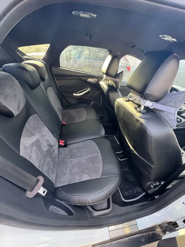 Продаю ford focus 2014-го года. пробег - 131 000! один владелец! автомат мотор 2,0 литра. из функций: 1. все обогревы - (обогрев лобового, заднего стекла, обогрев форсунок и зеркал, обогревы 1 ряда сидений); 2. безопасность - пандора (зажигание и запуск с приложения) метка гланас, контроль и учет машины в приложении; 3. мультимедиа - карплей, блютуз, андройд авто; 4. салон - климат контроль многозонный, мультуруль, улучшенная музыка; цена: 1.000.000 рублей. + торг связь по телефону +79860082525 (мтс), tg @valekpetrevich г. донецк - фотография - 7