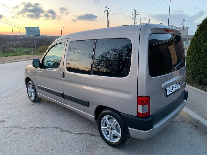 Ситроен берлинго 2007 год 1.4 бензин коробка механика пробег 246 двигатель нареканий нет не троит не дымит работает исправно. коробка переключает все работает не выбивает не хрустит. ходовка можно сказать вся новая щяс на сервисе все меняю амортизаторы передние амортизатор задние опоры подшипники пыльники отбойник подшипник ступицы стойки стабилизатора саленблоки рычагов комплект лямдазон новый шаровая новая днище короба целые. цена : 430т, руб рассмотрю обмен. авто в ростове находится. могу скинуть видео обзор и приехать к вам. тел : +79495806290 тел: +79613130222 - фотография - 1