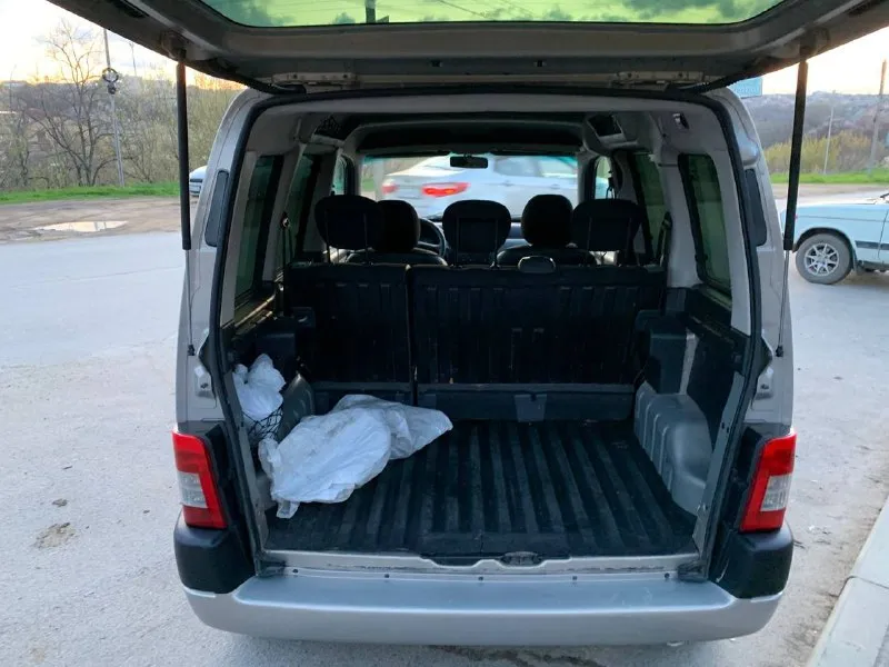 Ситроен берлинго 2007 год 1.4 бензин коробка механика пробег 246 двигатель нареканий нет не троит не дымит работает исправно. коробка переключает все работает не выбивает не хрустит. ходовка можно сказать вся новая щяс на сервисе все меняю амортизаторы передние амортизатор задние опоры подшипники пыльники отбойник подшипник ступицы стойки стабилизатора саленблоки рычагов комплект лямдазон новый шаровая новая днище короба целые. цена : 430т, руб рассмотрю обмен. авто в ростове находится. могу скинуть видео обзор и приехать к вам. тел : +79495806290 тел: +79613130222 - фотография - 10