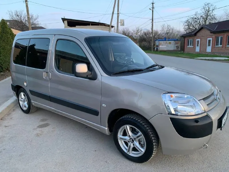 Ситроен берлинго 2007 год 1.4 бензин коробка механика пробег 246 двигатель нареканий нет не троит не дымит работает исправно. коробка переключает все работает не выбивает не хрустит. ходовка можно сказать вся новая щяс на сервисе все меняю амортизаторы передние амортизатор задние опоры подшипники пыльники отбойник подшипник ступицы стойки стабилизатора саленблоки рычагов комплект лямдазон новый шаровая новая днище короба целые. цена : 430т, руб рассмотрю обмен. авто в ростове находится. могу скинуть видео обзор и приехать к вам. тел : +79495806290 тел: +79613130222 - фотография - 2