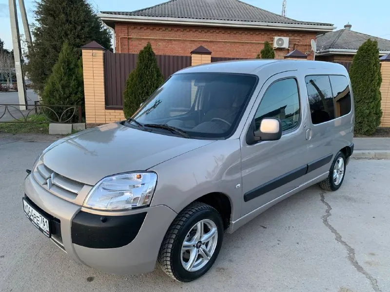 Ситроен берлинго 2007 год 1.4 бензин коробка механика пробег 246 двигатель нареканий нет не троит не дымит работает исправно. коробка переключает все работает не выбивает не хрустит. ходовка можно сказать вся новая щяс на сервисе все меняю амортизаторы передние амортизатор задние опоры подшипники пыльники отбойник подшипник ступицы стойки стабилизатора саленблоки рычагов комплект лямдазон новый шаровая новая днище короба целые. цена : 430т, руб рассмотрю обмен. авто в ростове находится. могу скинуть видео обзор и приехать к вам. тел : +79495806290 тел: +79613130222 - фотография - 3