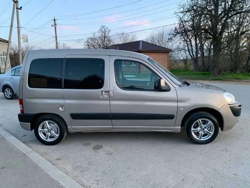 Ситроен берлинго 2007 год 1.4 бензин коробка механика пробег 246 двигатель нареканий нет не троит не дымит работает исправно. коробка переключает все работает не выбивает не хрустит. ходовка можно сказать вся новая щяс на сервисе все меняю амортизаторы передние амортизатор задние опоры подшипники пыльники отбойник подшипник ступицы стойки стабилизатора саленблоки рычагов комплект лямдазон новый шаровая новая днище короба целые. цена : 430т, руб рассмотрю обмен. авто в ростове находится. могу скинуть видео обзор и приехать к вам. тел : +79495806290 тел: +79613130222 - фотография - 5