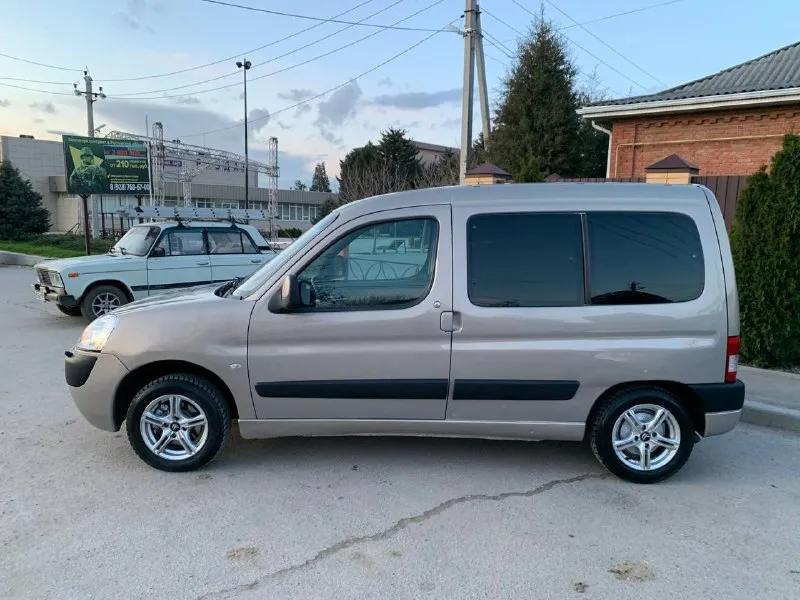 Ситроен берлинго 2007 год 1.4 бензин коробка механика пробег 246 двигатель нареканий нет не троит не дымит работает исправно. коробка переключает все работает не выбивает не хрустит. ходовка можно сказать вся новая щяс на сервисе все меняю амортизаторы передние амортизатор задние опоры подшипники пыльники отбойник подшипник ступицы стойки стабилизатора саленблоки рычагов комплект лямдазон новый шаровая новая днище короба целые. цена : 430т, руб рассмотрю обмен. авто в ростове находится. могу скинуть видео обзор и приехать к вам. тел : +79495806290 тел: +79613130222 - фотография - 6