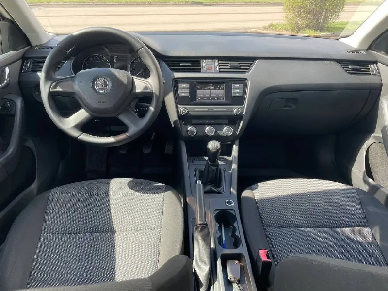 Skoda octavia - 2016года выпуска - 1.6 механика! читать внимательно!!! автомобиль весь в заводском окрасе, весь метал в родне, пробег родной не скручен, автомобиль действительно капсула времени, автотека зеленка, прилагаю скриншот, хорошая комплектация есть все для комфортной езды, эксплуатация автомобиля отличная, обслуживание все время в ростове на официальном дилере шкода или бмв армада, не путайте эту шкоду с пригнанным хламом которая была в такси, это совсем другая машина, для более цена 1.🍋350 или обмен подробной информации звоните по номеру телефона : +79495180296 - фотография - 6