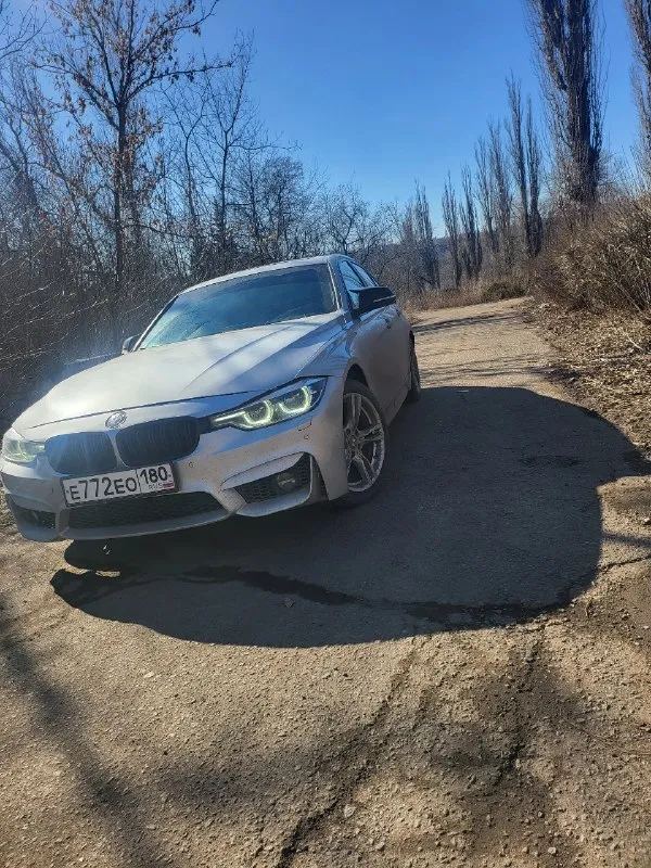 Продам, bmw f30 2017 год, стала на учёт 2016, авто технически в идеальном состоянии, за авто слежу, не каких вложений не требует, масло в двигателе замена каждые 5-6тыс мотюль, в коробке заменено масло 100км назад, оригинал фильтр и масло, колодки зад брембо, перед купил ну там 70% ещё отдам на запас, без ошибок и тд, сделан стейдж в районе 300 сил в ней, выхлоп с!отстрелами и заслонокой сделан хорошо не надоедает, по комплектации, м обвес, датчик света дождя, клима контроль 2х зонный, люк, кожа, м руль, жк приборка в!стиле м (3 режима оформление)парктроники перед зад, камера заднего вида,3 режима езды eco, sport, comfort, авто в достойном состоянии, продажа вообще не срочная рассмотрю обмен!цена 2.200 +79405144445 📞 звоните: +7(940)5144445 - фотография - 3
