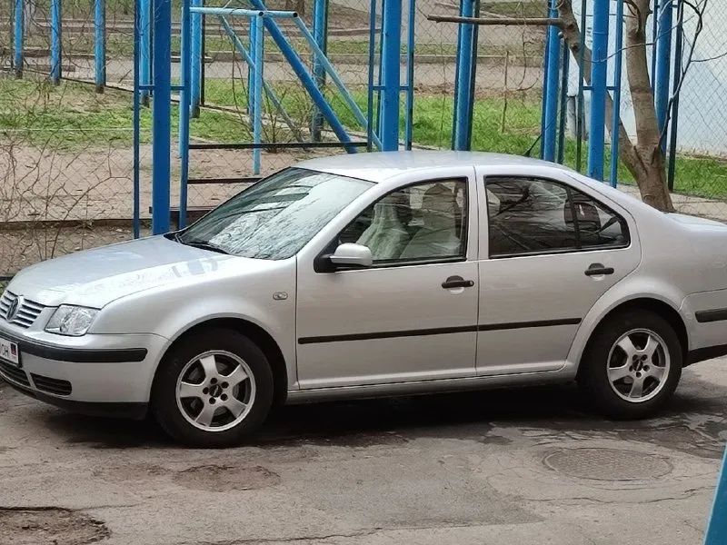 Volkswagen bora 2000г. , пробег 198тыс. , автомат, корпус автомобиля оцинкованный. 2 хозяйки - германия 20 лет, россия 5 лет машина ухоженная, без ржавчины, не битая, без дтп. ходовка в достойном состоянии. регулярно производится то. паспорт изготовителя и журнал то в наличии. в марте была замена всех расходников, в том числе ремень грм. новая магнитола, парктроники, камера заднего вида, чехлы для сидений и сменные колеса в комплекте из недостатков - на лобовом стекле из за перепада температуры этой зимой образовалась трещина - замена стекла 15-20 тыс, будет скидка) два маленьких визуально незаметных скола краски - впереди и сзади уже много лет, не увеличиваются. цена 550.000₽ все вопросы по телефону +79494451683 📞 звоните: +7(949)4451683 - фотография - 1