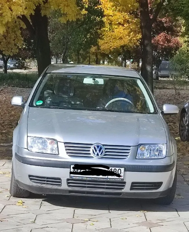 Volkswagen bora 2000г. , пробег 198тыс. , автомат, корпус автомобиля оцинкованный. 2 хозяйки - германия 20 лет, россия 5 лет машина ухоженная, без ржавчины, не битая, без дтп. ходовка в достойном состоянии. регулярно производится то. паспорт изготовителя и журнал то в наличии. в марте была замена всех расходников, в том числе ремень грм. новая магнитола, парктроники, камера заднего вида, чехлы для сидений и сменные колеса в комплекте из недостатков - на лобовом стекле из за перепада температуры этой зимой образовалась трещина - замена стекла 15-20 тыс, будет скидка) два маленьких визуально незаметных скола краски - впереди и сзади уже много лет, не увеличиваются. цена 550.000₽ все вопросы по телефону +79494451683 📞 звоните: +7(949)4451683 - фотография - 2