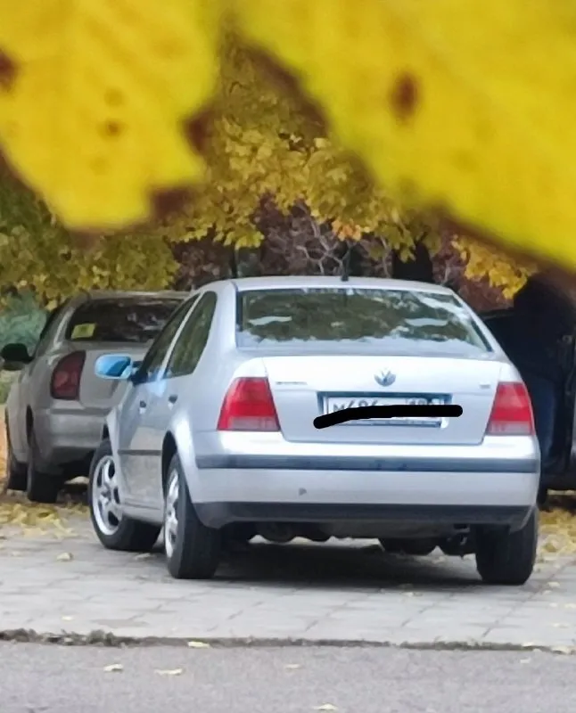 Volkswagen bora 2000г. , пробег 198тыс. , автомат, корпус автомобиля оцинкованный. 2 хозяйки - германия 20 лет, россия 5 лет машина ухоженная, без ржавчины, не битая, без дтп. ходовка в достойном состоянии. регулярно производится то. паспорт изготовителя и журнал то в наличии. в марте была замена всех расходников, в том числе ремень грм. новая магнитола, парктроники, камера заднего вида, чехлы для сидений и сменные колеса в комплекте из недостатков - на лобовом стекле из за перепада температуры этой зимой образовалась трещина - замена стекла 15-20 тыс, будет скидка) два маленьких визуально незаметных скола краски - впереди и сзади уже много лет, не увеличиваются. цена 550.000₽ все вопросы по телефону +79494451683 📞 звоните: +7(949)4451683 - фотография - 3