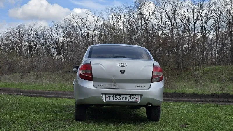 Продам ваз гранта ( ваз granta), 2013г. в. , автомобиль рабочий вариант, каждый день на ходу, по лкп значительные вопросы, по дну вопросов нет, в хорошем состоянии, не бита, все на своих местах, по электрике все работает, моргает, светит, в фарах мини-лэд, светят хорошо, колеса r15 штампы, резина зимняя. салон в хорошем состоянии, не прокуренный. все стекла родные. по технической части все хорошо. двигатель только после капитального ремонта работает штатно. коробка переключает, передачи не вылетают. по документам все чисто, без всяких запретов и ограничений, диагностическая карта на руках до 2027 года. цена 220 т. р. связь по м. т. +7-949-353-66-01 осмотр - снежное. 📞 звоните: +7(949)3536601 - фотография - 3