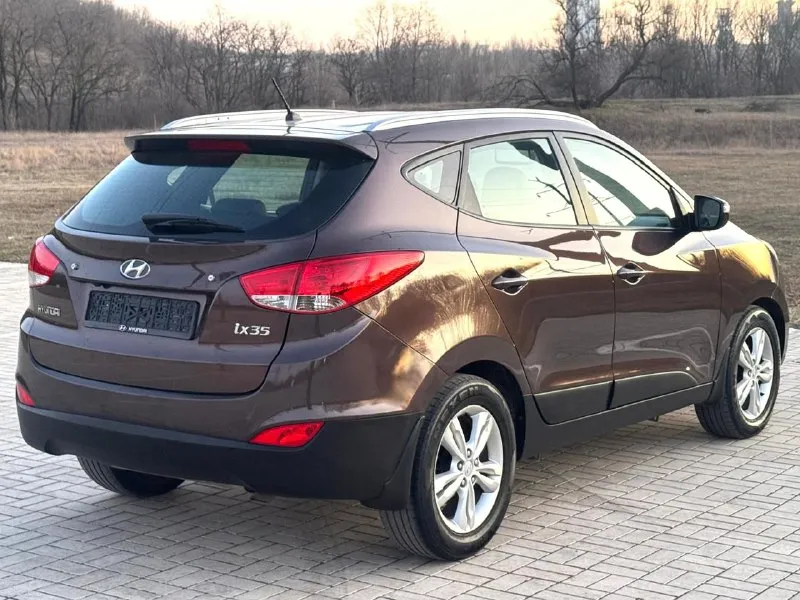 🔥hyundai ix35🔥 в шикарном состоянии! ✅в эксплуатации с 2011г ✅мотор 2.0 ✅бензиновый (атмосферный) ✅коробка автомат 6 ступка ✅пробег 177 тыс. км. ✅без дтп! ✅весь в родной краске(кроме задней правой арки) ✅автотека зелёная ✅двигатель работает превосходно без постороннего шума! (и на холодную и на горячую). .. ✅литые диски r17 ✅тех осмотр пройдет, готов к регистрации в мрэо 🔥в подарок новому владельцу 🔥 ✅ полный бак топлива 🔥 ✅ диагностическая карта (тех осмотр)🔥 ✅ полное сопровождение и оформление в мрэо🔥 🔥новая стоимость 1.199.000₽🔥 тел. +7949-50-800-60 - фотография - 3