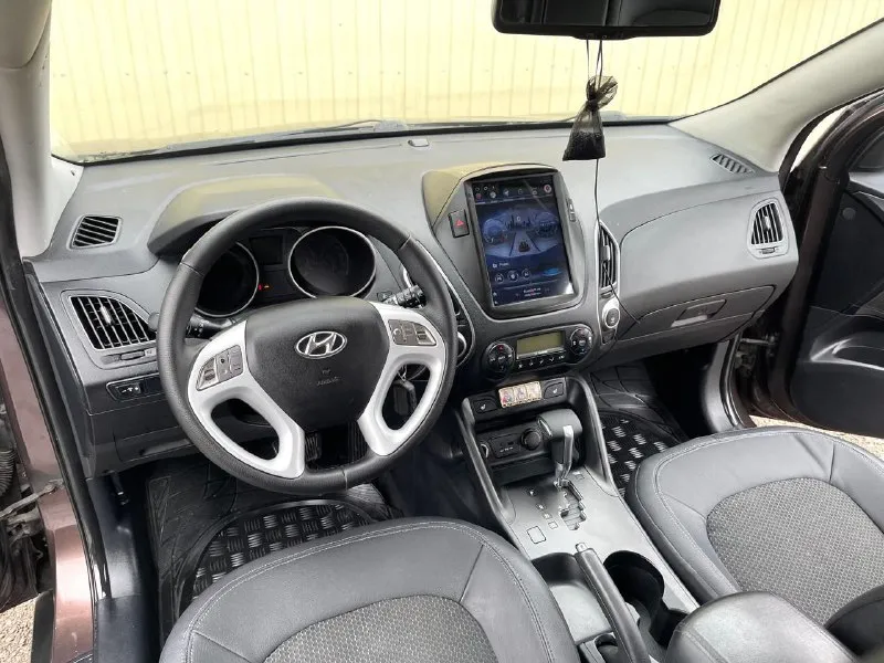 🔥hyundai ix35🔥 в шикарном состоянии! ✅в эксплуатации с 2011г ✅мотор 2.0 ✅бензиновый (атмосферный) ✅коробка автомат 6 ступка ✅пробег 177 тыс. км. ✅без дтп! ✅весь в родной краске(кроме задней правой арки) ✅автотека зелёная ✅двигатель работает превосходно без постороннего шума! (и на холодную и на горячую). .. ✅литые диски r17 ✅тех осмотр пройдет, готов к регистрации в мрэо 🔥в подарок новому владельцу 🔥 ✅ полный бак топлива 🔥 ✅ диагностическая карта (тех осмотр)🔥 ✅ полное сопровождение и оформление в мрэо🔥 🔥новая стоимость 1.199.000₽🔥 тел. +7949-50-800-60 - фотография - 7