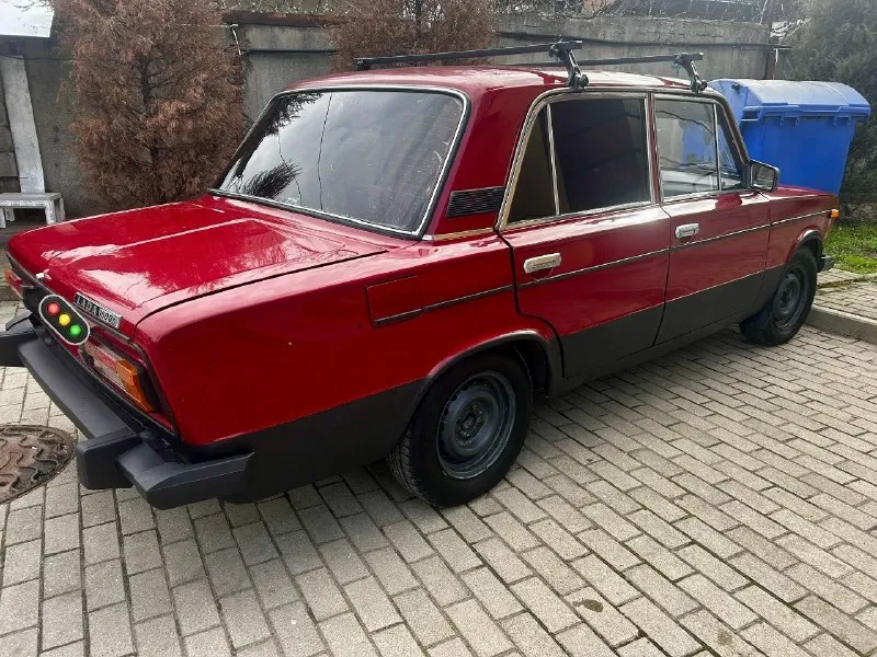 Продаю ваз‑2106 1990 года, карбюратор коробка 5 ступка, не вылетает, не хрустит, печка зимой греет отлично. недавнее обслуживание с датами: 28.03.2025 — шаровые опоры и ступичные подшипники. 11.06.2025 — новый выхлоп (ранее стоял прямоток). 28.10.2025 — редукторный стартер и новый акб. 06.11.2025 — задние тормозные цилиндры (заменены парой из‑за течи старого). 28.06.2025 — задние амортизаторы, сальники полуосей, замена масла в редукторе и коробке. 22.11.2025 — реактивные тяги. 10.02.2026 — воздушный, топливный, масляный фильтры + масло 5w‑40 «лукойл супер». 11.02.2026 — регулировка клапанов. дополнительно установлено: электрический бензонасос; кнопка старт‑стоп; usb‑розетка; новые часы; расширительный бачок с патрубками; бачок омывателя, моторчик омывателя, форсунки и трубки; открытие багажника (с кнопки и ключа); центральная панель с подстаканниками; эва‑коврики; аудиосистема (2 динамика спереди, 2 овала сзади, усилитель, магнитола, провода) — суммарно вложено ~25 000 р 📞 звоните: +7(949)8296466 - фотография - 1