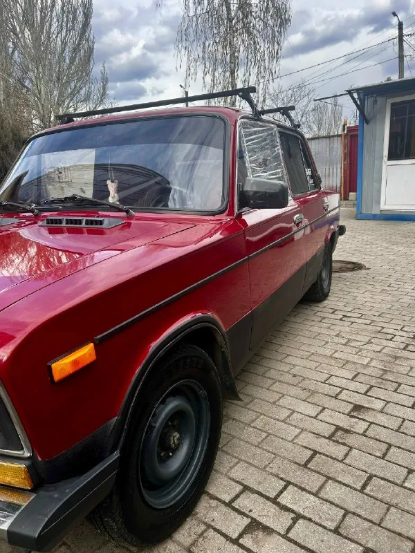 Продаю ваз‑2106 1990 года, карбюратор коробка 5 ступка, не вылетает, не хрустит, печка зимой греет отлично. недавнее обслуживание с датами: 28.03.2025 — шаровые опоры и ступичные подшипники. 11.06.2025 — новый выхлоп (ранее стоял прямоток). 28.10.2025 — редукторный стартер и новый акб. 06.11.2025 — задние тормозные цилиндры (заменены парой из‑за течи старого). 28.06.2025 — задние амортизаторы, сальники полуосей, замена масла в редукторе и коробке. 22.11.2025 — реактивные тяги. 10.02.2026 — воздушный, топливный, масляный фильтры + масло 5w‑40 «лукойл супер». 11.02.2026 — регулировка клапанов. дополнительно установлено: электрический бензонасос; кнопка старт‑стоп; usb‑розетка; новые часы; расширительный бачок с патрубками; бачок омывателя, моторчик омывателя, форсунки и трубки; открытие багажника (с кнопки и ключа); центральная панель с подстаканниками; эва‑коврики; аудиосистема (2 динамика спереди, 2 овала сзади, усилитель, магнитола, провода) — суммарно вложено ~25 000 р 📞 звоните: +7(949)8296466 - фотография - 3