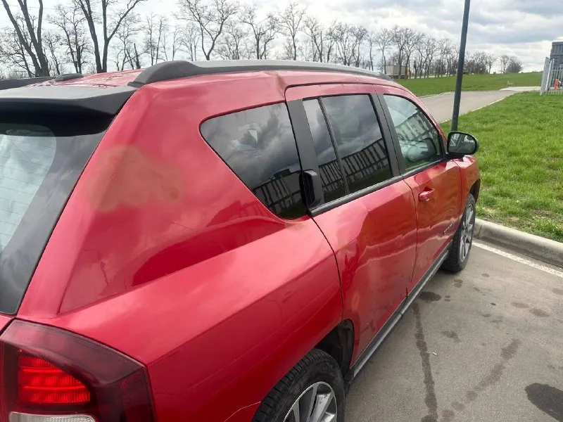 Продажа jeep compass бензин-газ 2.0, 156 л. с 2017 года по vin ( выпуск ноябрь 2016) переходная модель ( экран, диски и т. д) надёжный крайслеровский атмосферник передний привод подогрев передних сидений датчик света круиз контроль 18 диски антиблик зеркал пробег: 130 тысяч км ( 84 тысячи милли ) после 110 т. км. поменяны жидкости ( гидравлика, тормозная, масло в коробке ) обслужена ходовая часть, замена по максимуму, остались лишние запчасти, которые не требовали замены 300 км назад установлены новые аммартизаторы, замена газового редуктора автомобиль в 2020 году пригнал из сша, не битый, есть все фото. авто нуждается в перекраске и замене ( рихтовки ) крыши, если нужно. на безопасность и скорость не влияет, проездили 4 года в таком состоянии. по остальному авто в отличном состоянии, никаких проблем не создавало, авто не перевертыш! после боевых действий- волна авто находится в мариуполе цена: 1.000.000 рублей торг обоснованный. по всем вопросам 📲 tg: @mensory333 📞 звоните: +7(949)5996971 - фотография - 2