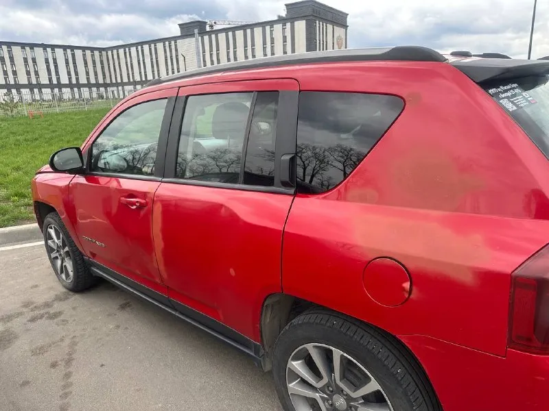 Продажа jeep compass бензин-газ 2.0, 156 л. с 2017 года по vin ( выпуск ноябрь 2016) переходная модель ( экран, диски и т. д) надёжный крайслеровский атмосферник передний привод подогрев передних сидений датчик света круиз контроль 18 диски антиблик зеркал пробег: 130 тысяч км ( 84 тысячи милли ) после 110 т. км. поменяны жидкости ( гидравлика, тормозная, масло в коробке ) обслужена ходовая часть, замена по максимуму, остались лишние запчасти, которые не требовали замены 300 км назад установлены новые аммартизаторы, замена газового редуктора автомобиль в 2020 году пригнал из сша, не битый, есть все фото. авто нуждается в перекраске и замене ( рихтовки ) крыши, если нужно. на безопасность и скорость не влияет, проездили 4 года в таком состоянии. по остальному авто в отличном состоянии, никаких проблем не создавало, авто не перевертыш! после боевых действий- волна авто находится в мариуполе цена: 1.000.000 рублей торг обоснованный. по всем вопросам 📲 tg: @mensory333 📞 звоните: +7(949)5996971 - фотография - 3