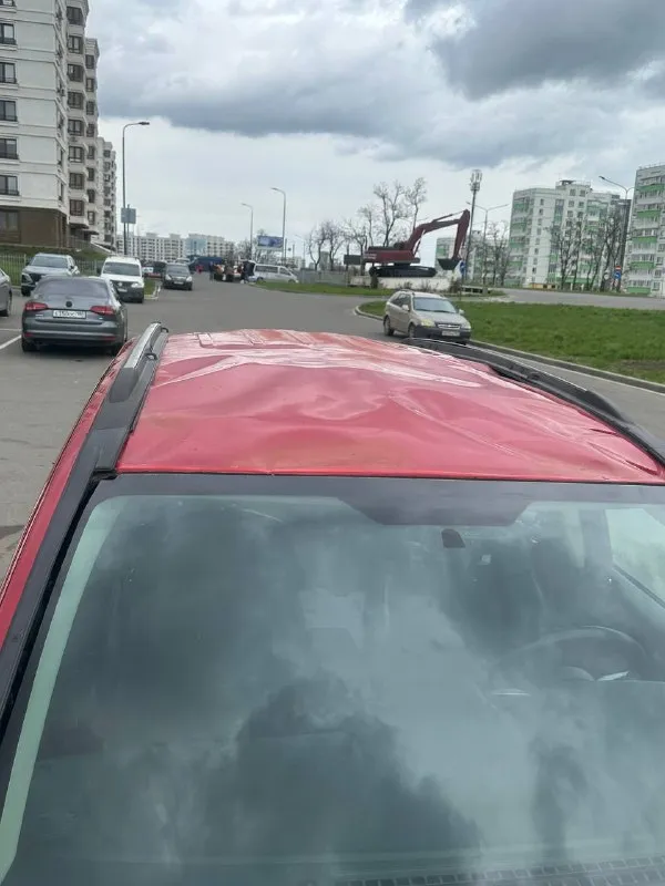 Продажа jeep compass бензин-газ 2.0, 156 л. с 2017 года по vin ( выпуск ноябрь 2016) переходная модель ( экран, диски и т. д) надёжный крайслеровский атмосферник передний привод подогрев передних сидений датчик света круиз контроль 18 диски антиблик зеркал пробег: 130 тысяч км ( 84 тысячи милли ) после 110 т. км. поменяны жидкости ( гидравлика, тормозная, масло в коробке ) обслужена ходовая часть, замена по максимуму, остались лишние запчасти, которые не требовали замены 300 км назад установлены новые аммартизаторы, замена газового редуктора автомобиль в 2020 году пригнал из сша, не битый, есть все фото. авто нуждается в перекраске и замене ( рихтовки ) крыши, если нужно. на безопасность и скорость не влияет, проездили 4 года в таком состоянии. по остальному авто в отличном состоянии, никаких проблем не создавало, авто не перевертыш! после боевых действий- волна авто находится в мариуполе цена: 1.000.000 рублей торг обоснованный. по всем вопросам 📲 tg: @mensory333 📞 звоните: +7(949)5996971 - фотография - 4