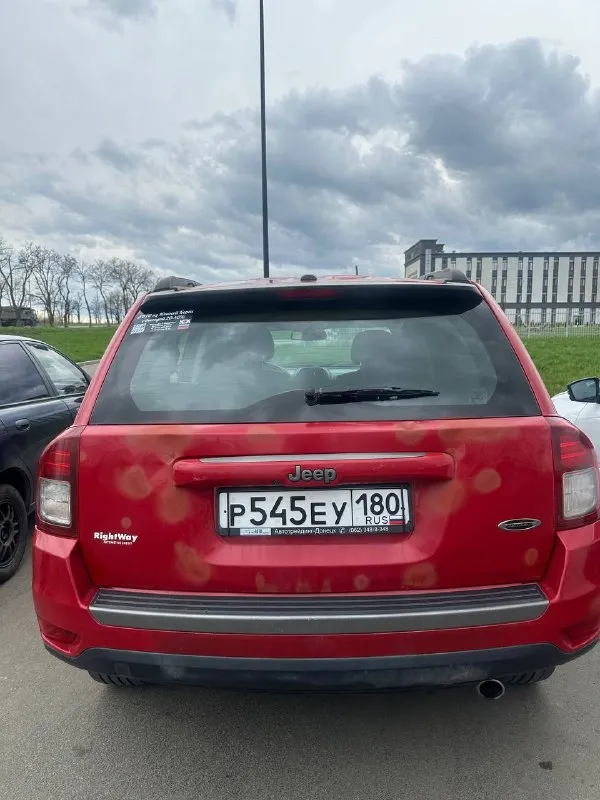 Продажа jeep compass бензин-газ 2.0, 156 л. с 2017 года по vin ( выпуск ноябрь 2016) переходная модель ( экран, диски и т. д) надёжный крайслеровский атмосферник передний привод подогрев передних сидений датчик света круиз контроль 18 диски антиблик зеркал пробег: 130 тысяч км ( 84 тысячи милли ) после 110 т. км. поменяны жидкости ( гидравлика, тормозная, масло в коробке ) обслужена ходовая часть, замена по максимуму, остались лишние запчасти, которые не требовали замены 300 км назад установлены новые аммартизаторы, замена газового редуктора автомобиль в 2020 году пригнал из сша, не битый, есть все фото. авто нуждается в перекраске и замене ( рихтовки ) крыши, если нужно. на безопасность и скорость не влияет, проездили 4 года в таком состоянии. по остальному авто в отличном состоянии, никаких проблем не создавало, авто не перевертыш! после боевых действий- волна авто находится в мариуполе цена: 1.000.000 рублей торг обоснованный. по всем вопросам 📲 tg: @mensory333 📞 звоните: +7(949)5996971 - фотография - 6
