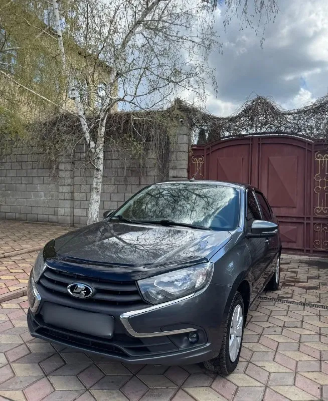 Lada granta 2020, 1.6-( шестнадцати клапанный мотор - идеал✅ не бита не крашена, вся в заводе✅ на полной комплектации, всё работает✅ один владелиц собственник, не такси, не каршеринг( то есть не фирма) ✅ технически, и внешне в новом состоянии, без вложений!✅ новое состояние салона, в салоне не курили, отделы чехлы ✅ стоит дорогое газовое оборудование ✅ всё как на фото! за авто не стыдно, состояние идеальное✅🔥 всё остальное подробно по телефону - у капота цена 🎁 715.000- возможен торг возможен обмен +7 (949) 449-59-51 - фотография - 2
