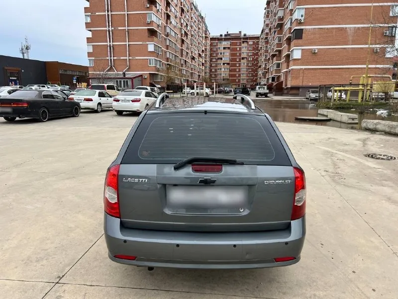 Продам chevrolet lacetti 2010 год. Мотор 1.6 механика. Без дтп. Весь в родном окрасе! Фары, капот, бампер затянуты в качественную пленку от сколов. Гнили ржавчины итд на машине нет и не было. По технике все отлично, мотор коробка без нареканий. Ходовая сбитая. Все менялось и обслуживалось во время денег не жалели. Кондер заправлен работает как положено. Сенсорная магнитола с блютузом играет хорошо. Салон в чехлах, под ними как новый) два комплекта колес на дисках. Оформление без проблем в любом мрео. Цена 595 торг у капота тел +79493414251
📞 Звоните: +7(949)3414251 - фотография - 1