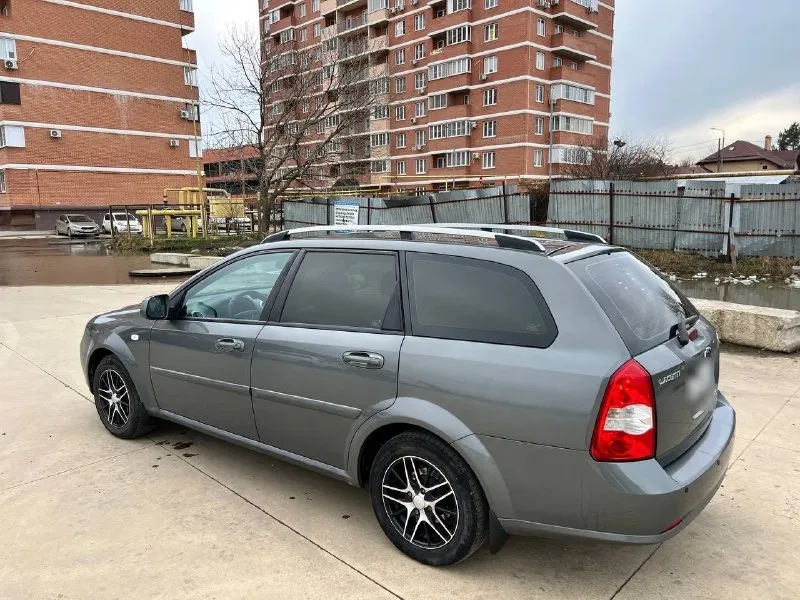Продам chevrolet lacetti 2010 год. Мотор 1.6 механика. Без дтп. Весь в родном окрасе! Фары, капот, бампер затянуты в качественную пленку от сколов. Гнили ржавчины итд на машине нет и не было. По технике все отлично, мотор коробка без нареканий. Ходовая сбитая. Все менялось и обслуживалось во время денег не жалели. Кондер заправлен работает как положено. Сенсорная магнитола с блютузом играет хорошо. Салон в чехлах, под ними как новый) два комплекта колес на дисках. Оформление без проблем в любом мрео. Цена 595 торг у капота тел +79493414251
📞 Звоните: +7(949)3414251 - фотография - 2