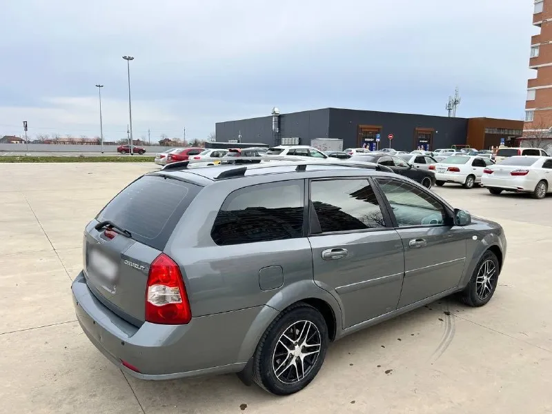Продам chevrolet lacetti 2010 год. Мотор 1.6 механика. Без дтп. Весь в родном окрасе! Фары, капот, бампер затянуты в качественную пленку от сколов. Гнили ржавчины итд на машине нет и не было. По технике все отлично, мотор коробка без нареканий. Ходовая сбитая. Все менялось и обслуживалось во время денег не жалели. Кондер заправлен работает как положено. Сенсорная магнитола с блютузом играет хорошо. Салон в чехлах, под ними как новый) два комплекта колес на дисках. Оформление без проблем в любом мрео. Цена 595 торг у капота тел +79493414251
📞 Звоните: +7(949)3414251 - фотография - 3