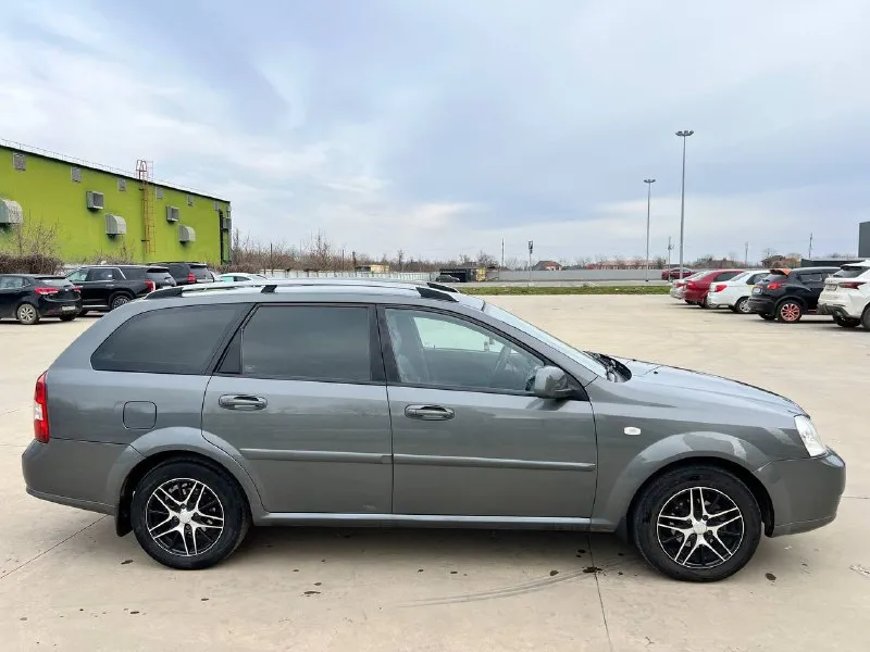 Продам chevrolet lacetti 2010 год. Мотор 1.6 механика. Без дтп. Весь в родном окрасе! Фары, капот, бампер затянуты в качественную пленку от сколов. Гнили ржавчины итд на машине нет и не было. По технике все отлично, мотор коробка без нареканий. Ходовая сбитая. Все менялось и обслуживалось во время денег не жалели. Кондер заправлен работает как положено. Сенсорная магнитола с блютузом играет хорошо. Салон в чехлах, под ними как новый) два комплекта колес на дисках. Оформление без проблем в любом мрео. Цена 595 торг у капота тел +79493414251
📞 Звоните: +7(949)3414251 - фотография - 4